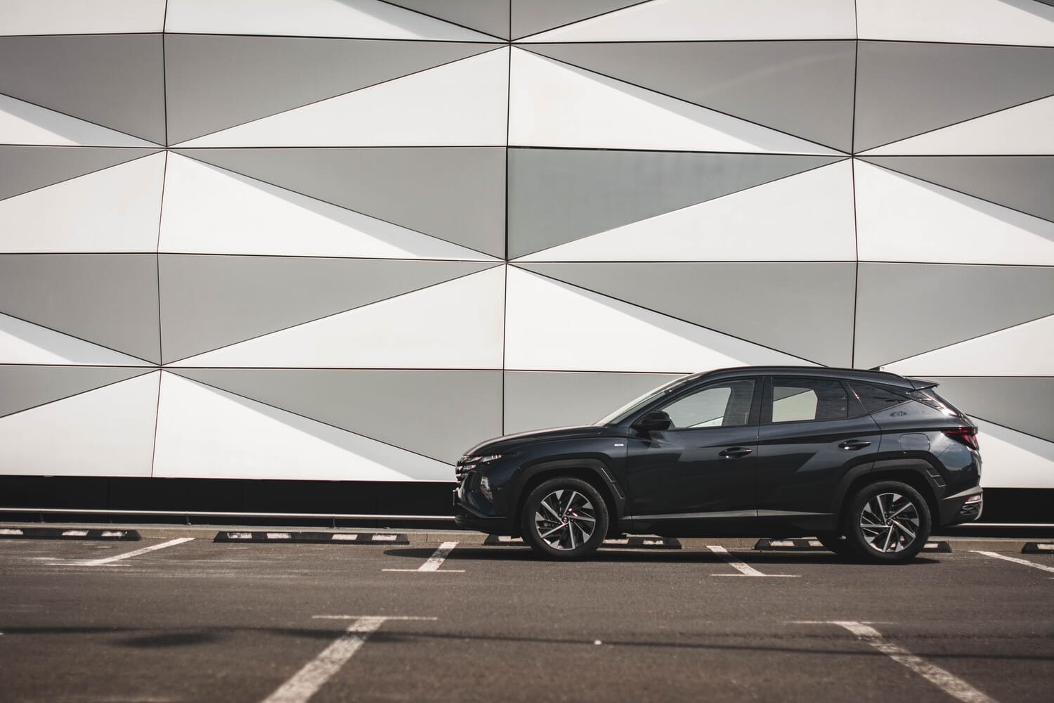 Hyundai_Tucson-lewy_bok-dzien-Warszawa-parking Auto GT Samochody nowe Auto GT Hyundai & Mitsubishi