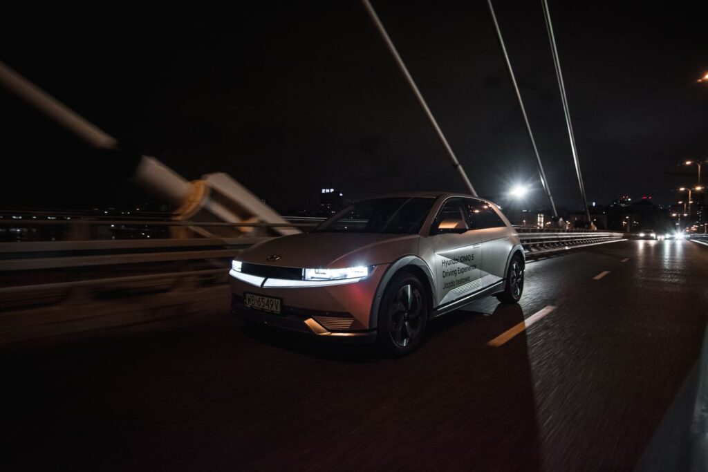 Ioniq5-przod-Warszawa-noc-most