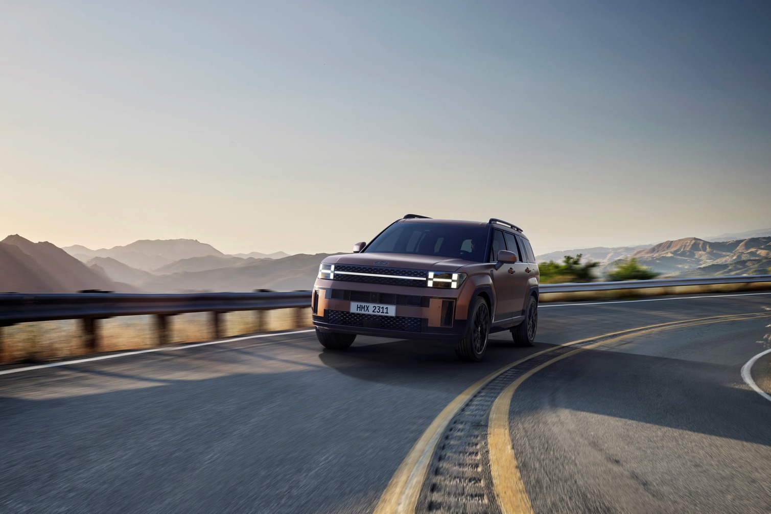 Hyundai-Santa-Fe-2023-on-the-desert-street